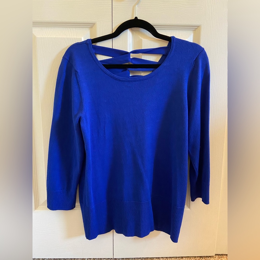 V back sweater with criss cross design